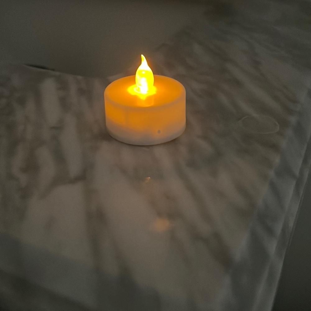 NWT-18 sets of reusable flicker tea lights.